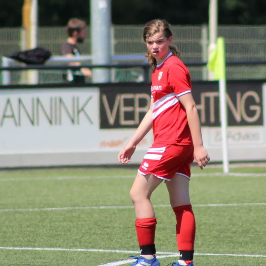 TwentsR's tweet photo. Amber Hek @TwentsR U14  naar @FCTwenteVrouwen MO16! Topper succes!💪💪#doorstroom #Opleiden #stappenzetten https://t.co/AjRg8bOuP7