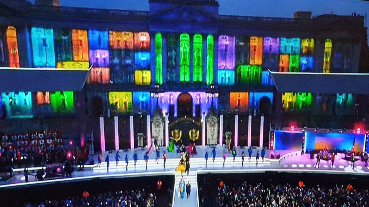 TLatter3's tweet photo. #PlatinumPartyatthePalace so wish I was there! #JubileeCelebration https://t.co/0AuQoUa11b