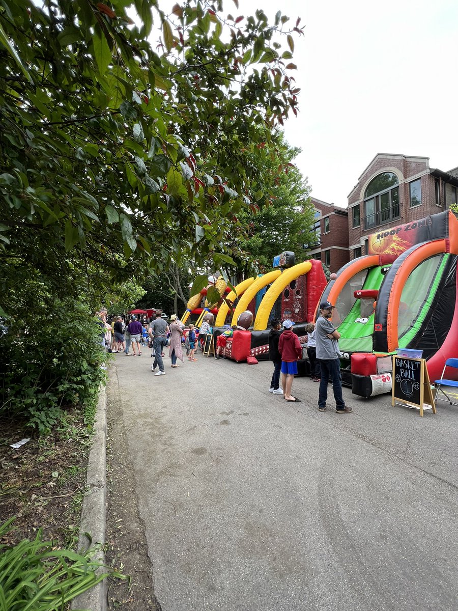 DoDivision's tweet image. Today, #FamilyFunFest begins! Grab the kids and show them what this fest life is all about. The fun is on until 6 p.m. tonight! #DoDivision