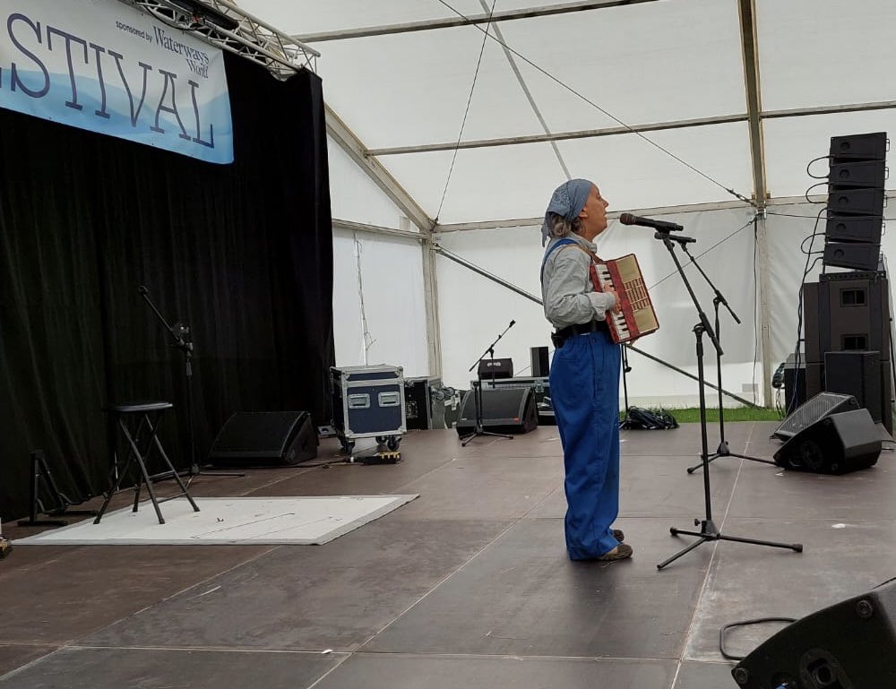 AlarumProd's tweet photo. ‘Lovely, warm & talented ladies - inspiring!’ Thank you @comedyloulou. Really good to meet you at @CrickShow today. Thanks for writing in our comments book! For those of you who weren’t there, here’s a shot of @heatherwastie holding up the marquee or singing about #TheIdleWomen https://t.co/uVJm5InP8m