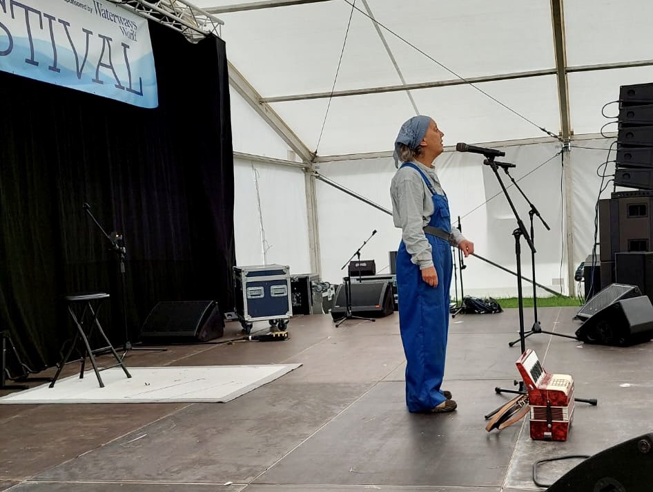 AlarumProd's tweet photo. ‘Lovely, warm & talented ladies - inspiring!’ Thank you @comedyloulou. Really good to meet you at @CrickShow today. Thanks for writing in our comments book! For those of you who weren’t there, here’s a shot of @heatherwastie holding up the marquee or singing about #TheIdleWomen https://t.co/uVJm5InP8m