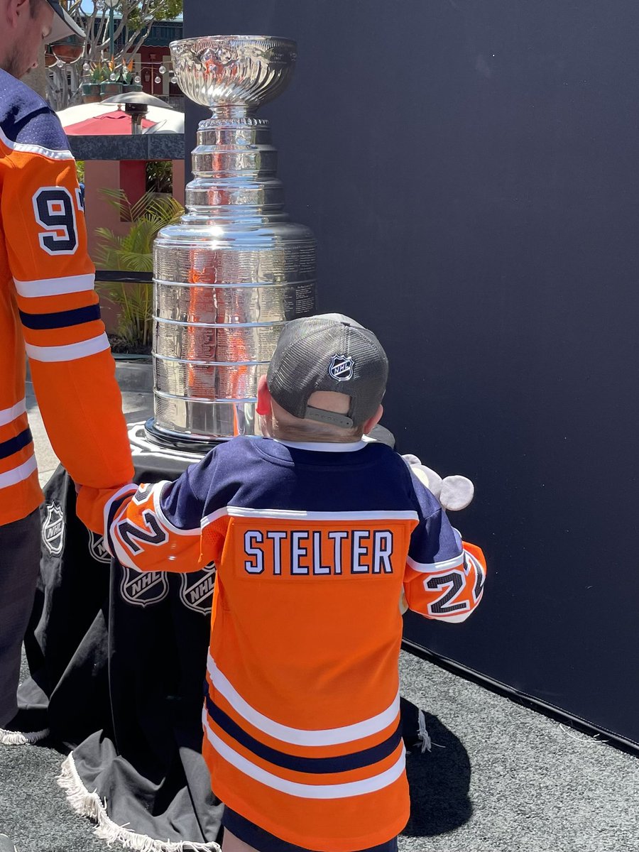 m_dan25's tweet photo. Ben’s coming to the game tonight and has his eye on the cup. The @EdmontonOilers are 10-0 with Ben in the building at Rogers Place. #LetsGoOilers #BenOilersStrong https://t.co/p6JTwRi0Do