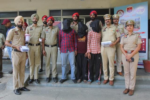 punjabkesari's tweet photo. पुलिस के हाथ लगी बड़ी सफलता, लूटपाट करने वाले गिरोह के 3 सदस्य भारी मात्रा में अवैध हथियारों सहित काबू
https://t.co/5fe6CWCm3O
#Bigsuccess #police #3members #robbery #gang #illegalweapons #Crime #HindiNews #PunjabHindiNews https://t.co/v1de70GN4H