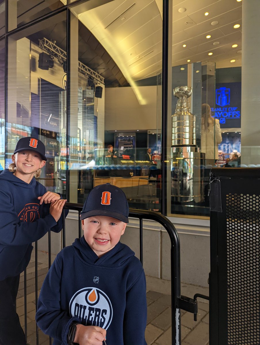 TysonJEckel's tweet photo. @m_dan25 @EdmontonOilers Have fun Ben. This is as close as we will get today. Coen will cheering along with you. https://t.co/UopoZHroHz
