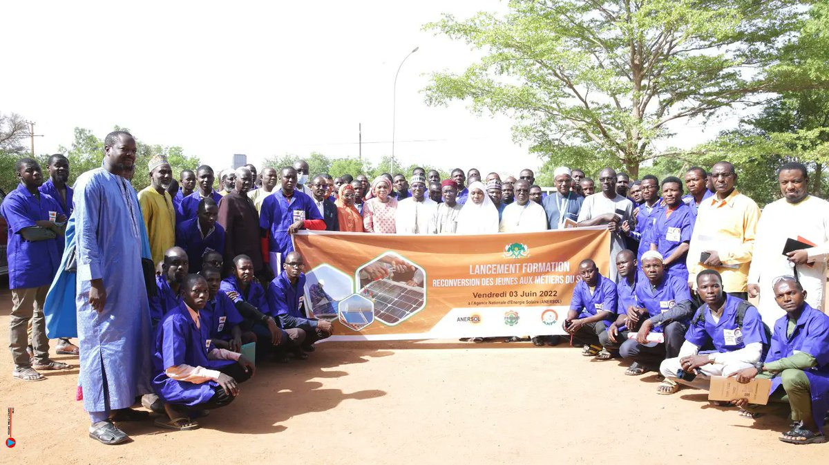 NigerAnpe's tweet image. Le Secrétaire Général de @NigerAnpe , M.Saidou Bawa, a procédé, le jeudi 03 juin 2022, dans la salle de réunion de l'ANERSOL de Niamey, au lancement officiel de la formation de reconversion de 80 jeunes dans le domaine de l'énergie solaire.
#ANPE
#PRODEC
#ANERSOL
#CRP