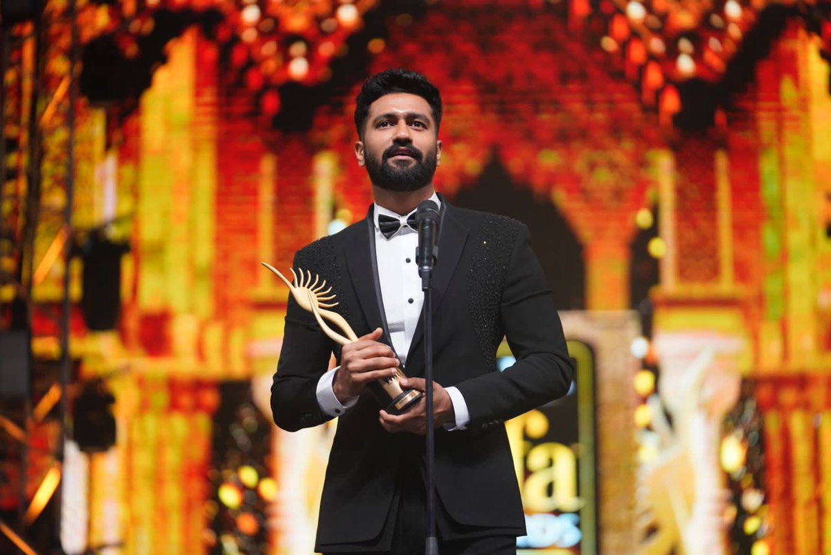 GulfNewsTabloid's tweet photo. #VickyKaushal dedicated his best actor gong for #SardarUdham to late actor @irrfank who was the original choice for that role. Irrfan passed away due to cancer. https://t.co/JBW98JM9SK