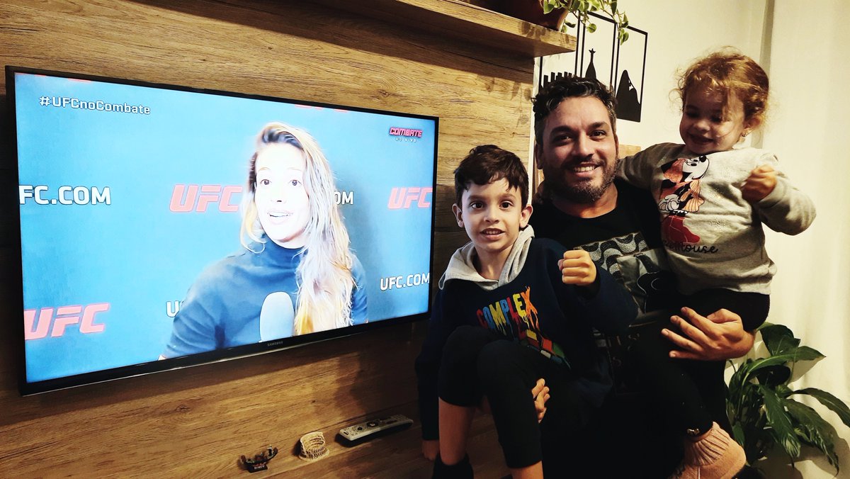 marcsson's tweet photo. #UFCnoCombate #UFCVegas56 
@canalCombate 
Marc Fernandes com os filhos Cecilia e Miguel direto de São Roque pra torcer pra Poliana Botelho https://t.co/V5rzfTHx86
