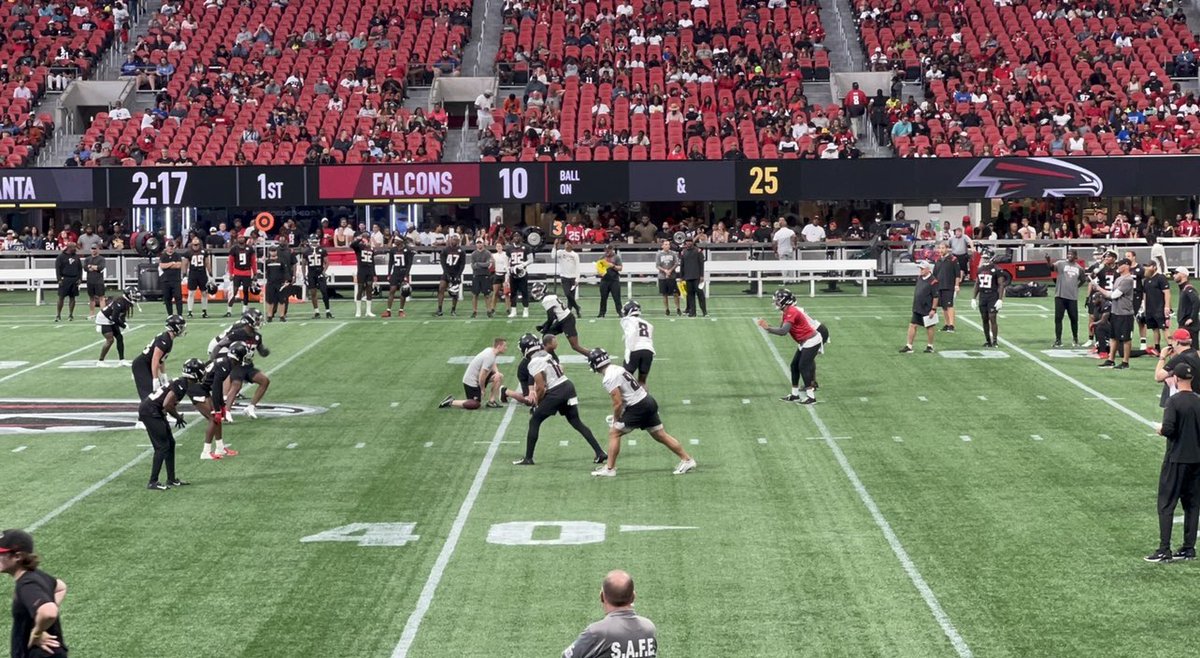 MARIOGA12000's tweet photo. Atlanta Falcons first look… 

#mercedesbenzstadium 
#openpractice 
#falconsfirstlook
#newera
#dirtybirds 
#dbn4l
#throughitall 
#irep
#ibleed
#ibelieve
❤️🖤 https://t.co/IwpZTIW8uk
