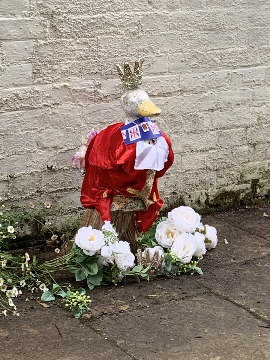 kittyk3's tweet photo. Earlier today I happened upon a stone duck dressed up royally 🤣🤣🤣#bebritish 😂 #platiniumjubilee https://t.co/CoCqaGrUd5