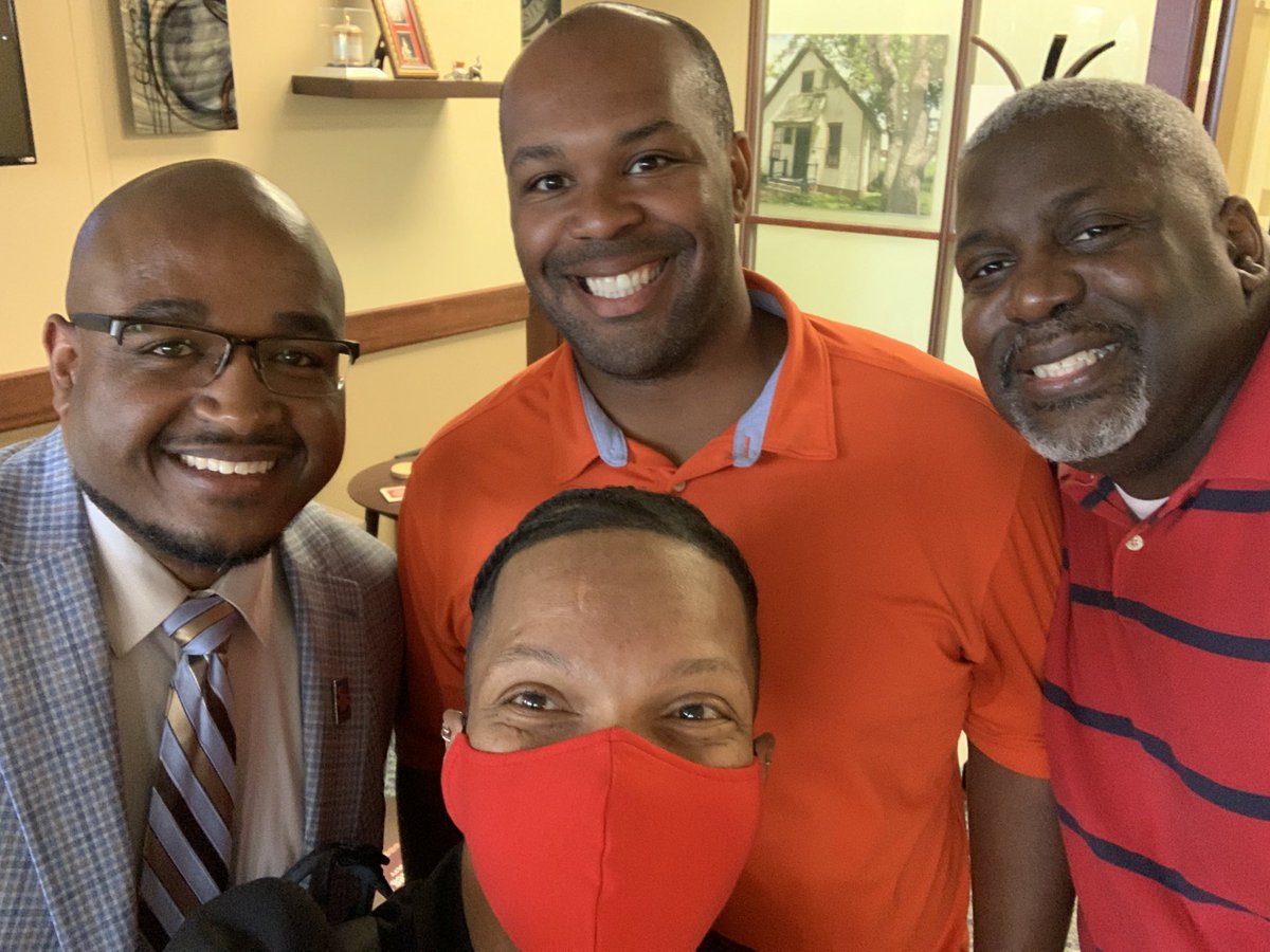 tlstrayhorn's tweet photo. (📸 L to R) Sense of belonging theory applied to housing, middle managers’ leadership & DEI policy adoption 🔥 #EAF #PhDsLoading #Gradbirds https://t.co/lr4enpQDPN