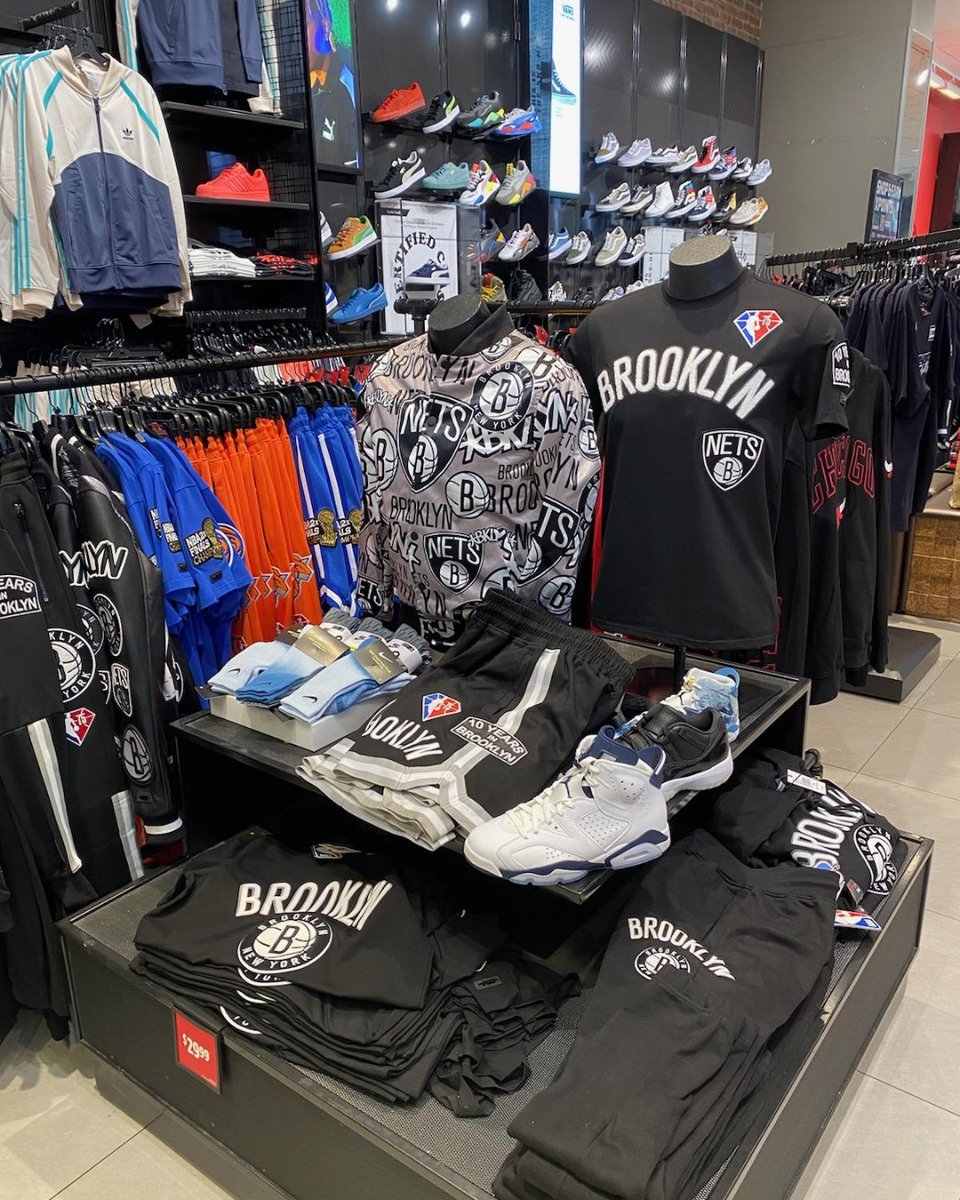 Grad Day Looks…🎓 You’ve done the work and it’s your time to shine. Write your own rules and give a subtle flex for your Graduation—celebrate your hard work with looks that stand out from the crowd <a href="/footlocker/">Foot Locker</a>. Click the link in bio. bit.ly/3rMlNwI