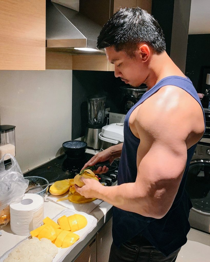 • 

     ♱֥⃕🔞ꪆׂ໋݂͜ᚐ۟         Feeding my fiance.

•