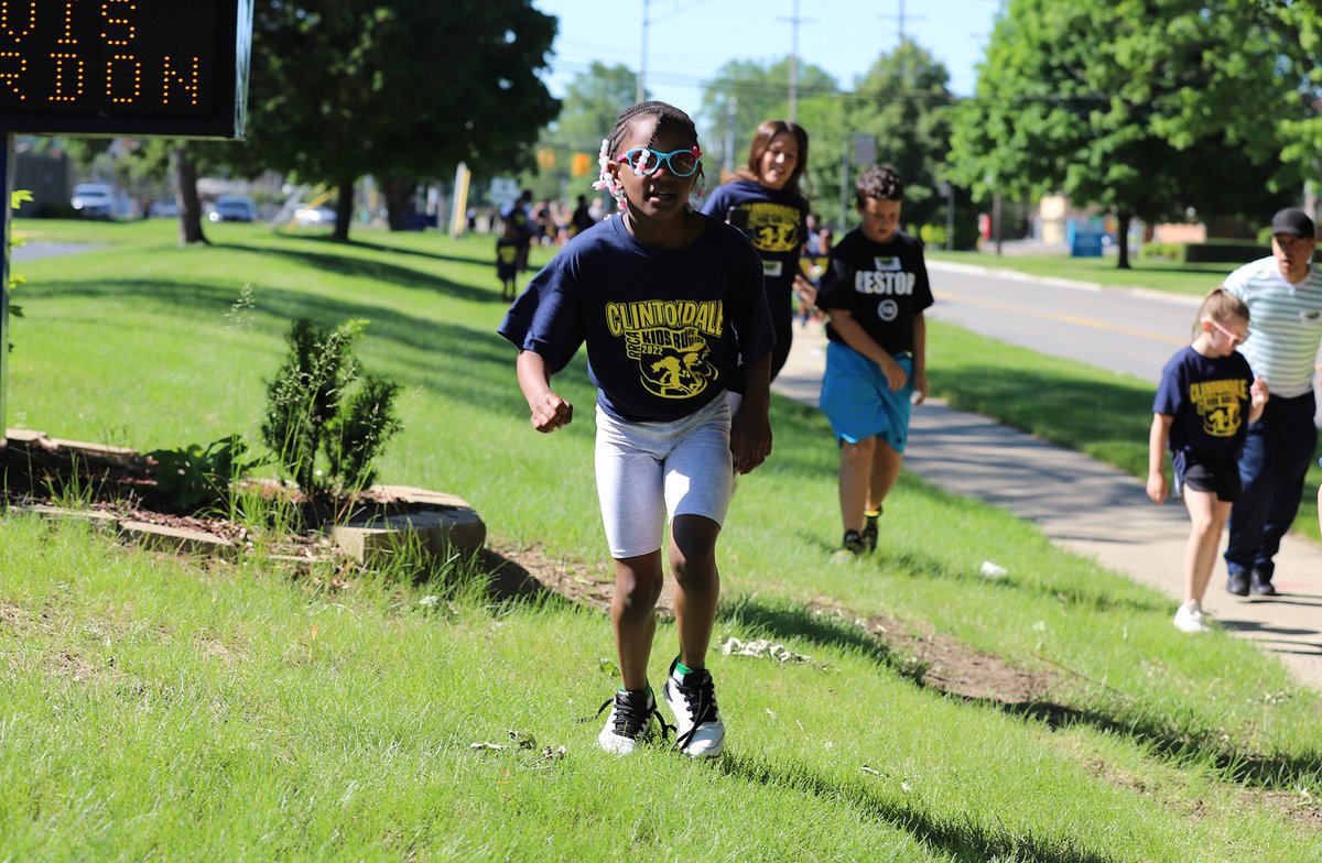 clintondalesch's tweet photo. What an incredible event, punctuated with an even stronger show of community! More than 300 students, families, and friends participated in this morning's Clintondale Elementary Schools Run Club 5K. Kudos to the teachers from McGlinnen, Parker, and Rainbow for  organizing! https://t.co/1S0ylVVbRJ