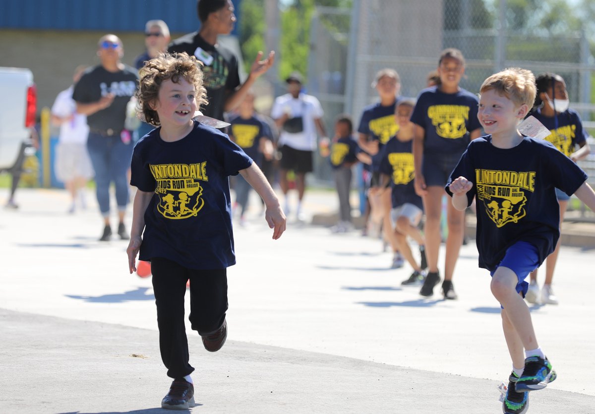 clintondalesch's tweet photo. What an incredible event, punctuated with an even stronger show of community! More than 300 students, families, and friends participated in this morning's Clintondale Elementary Schools Run Club 5K. Kudos to the teachers from McGlinnen, Parker, and Rainbow for  organizing! https://t.co/1S0ylVVbRJ