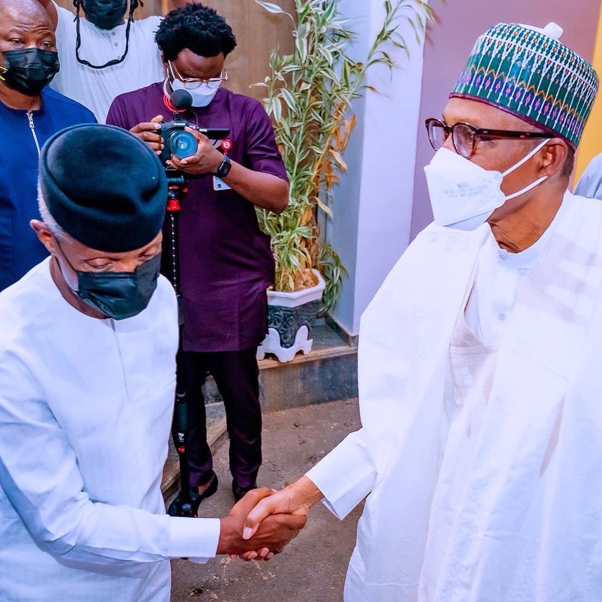 bbchausa's tweet photo. Shugaba @MBuhari ya gana da masu neman takarar shugaban kasa a jam’iyyar APC a Abuja ranar Asabar.
📷 Fadar Shugaban Najeriya https://t.co/iJoTViywtF