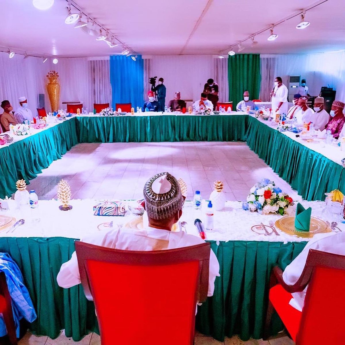 bbchausa's tweet photo. Shugaba @MBuhari ya gana da masu neman takarar shugaban kasa a jam’iyyar APC a Abuja ranar Asabar.
📷 Fadar Shugaban Najeriya https://t.co/iJoTViywtF