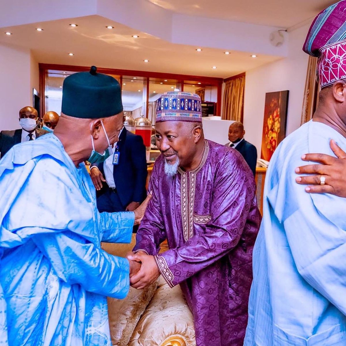 bbchausa's tweet photo. Shugaba @MBuhari ya gana da masu neman takarar shugaban kasa a jam’iyyar APC a Abuja ranar Asabar.
📷 Fadar Shugaban Najeriya https://t.co/iJoTViywtF