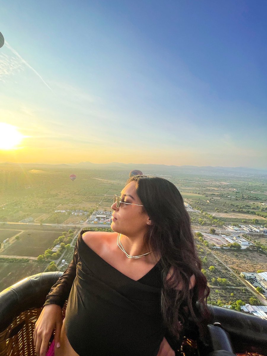 RedRoseCathy's tweet photo. Find me in the clouds☁️✨ https://t.co/MrPKwgRP96