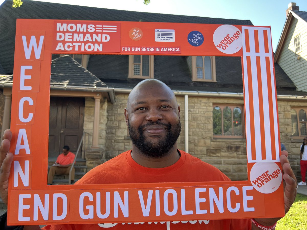 PlainfieldBOE's tweet photo. Plainfield  Pub. Schs. working together with our City and our Community to bring about change! Necesitamos in Camino! @DmitchEdD @bethbadilla @NJGov @principalPHS @Hub_Hawks @caryn1014 @DrAllenMcMillan @UnionCoNJDOE @SarahBVirgo #WearOrange https://t.co/Awz4BkMmYU