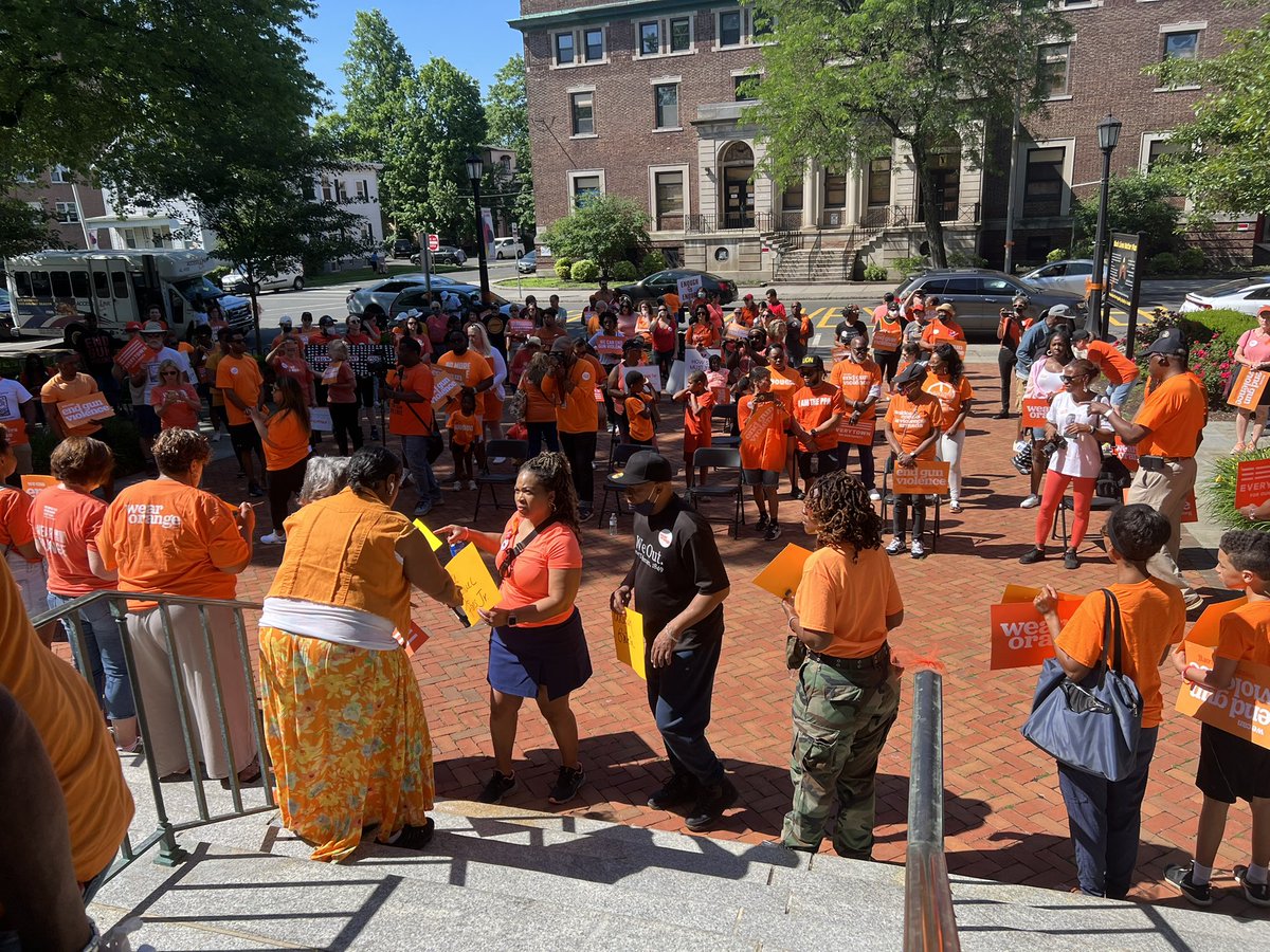 PlainfieldBOE's tweet photo. Plainfield  Pub. Schs. working together with our City and our Community to bring about change! Necesitamos in Camino! @DmitchEdD @bethbadilla @NJGov @principalPHS @Hub_Hawks @caryn1014 @DrAllenMcMillan @UnionCoNJDOE @SarahBVirgo #WearOrange https://t.co/Awz4BkMmYU