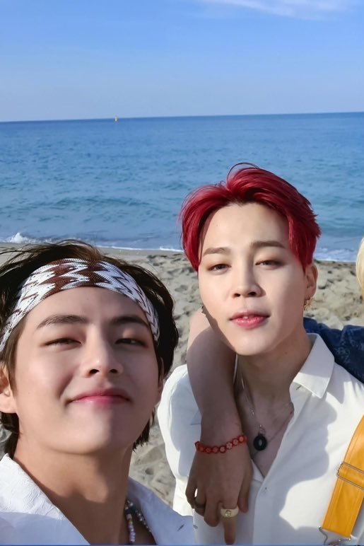 vminpinkie's tweet photo. they got reunited in different lives https://t.co/KWLGUIHcW7