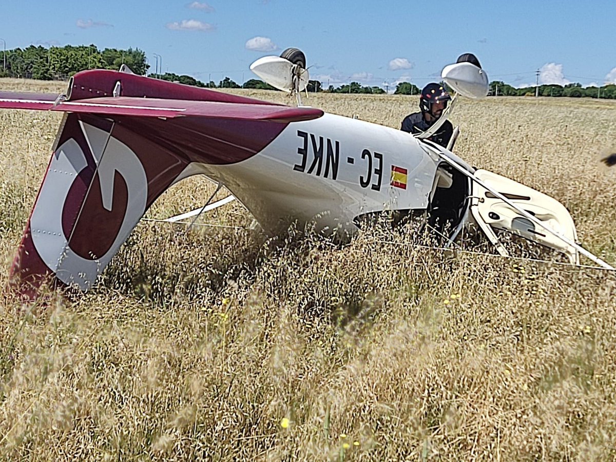 ivancp25's tweet photo. Otra imagen del estado en el que ha quedado la aeronave de #QualityFly que ha caído cerca de #LECU #CuatroVientos esta mañana. https://t.co/UFTRGckqlG