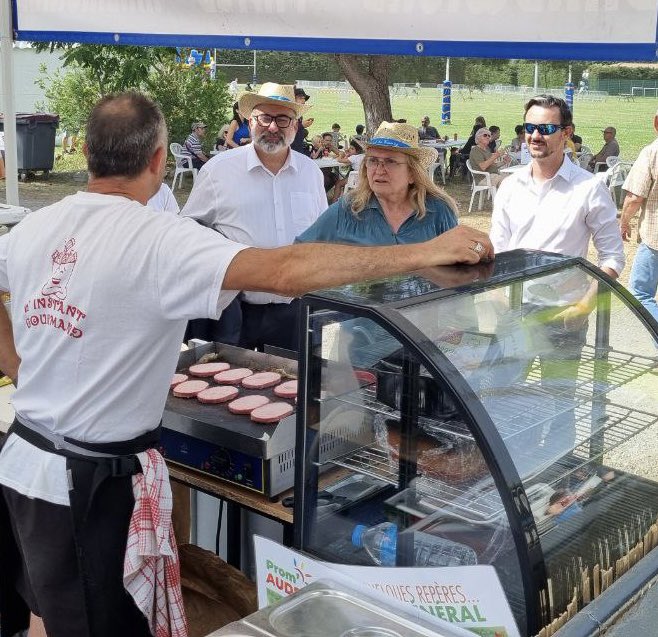 olivierpaolini's tweet photo. Une belle journée à #PromAude, au côté de @Daniele_herin qui a pris le temps d’écouter et d’échanger avec l’ensemble des producteurs, agriculteurs, viticulteurs, commerçants. L’Aude est riche de son terroir et de ceux qui agissent pour le valoriser.
🗳#legislatives #DanièleHérin https://t.co/ZRPuRzHcI9