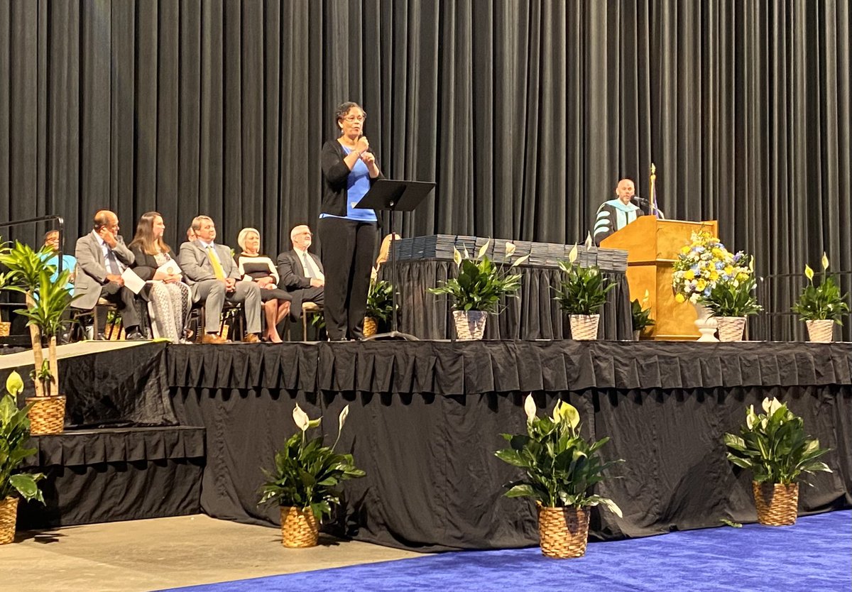LexingtonOne's tweet image. “Being a good friend, a caring neighbor, a loving spouse, and someone who purposely puts the needs of others before their own - these are things people will remember about you.” Dr. Gregory Little #lexgocats #aLittleadvice #Lex1co2022 🐾 🎉🎓