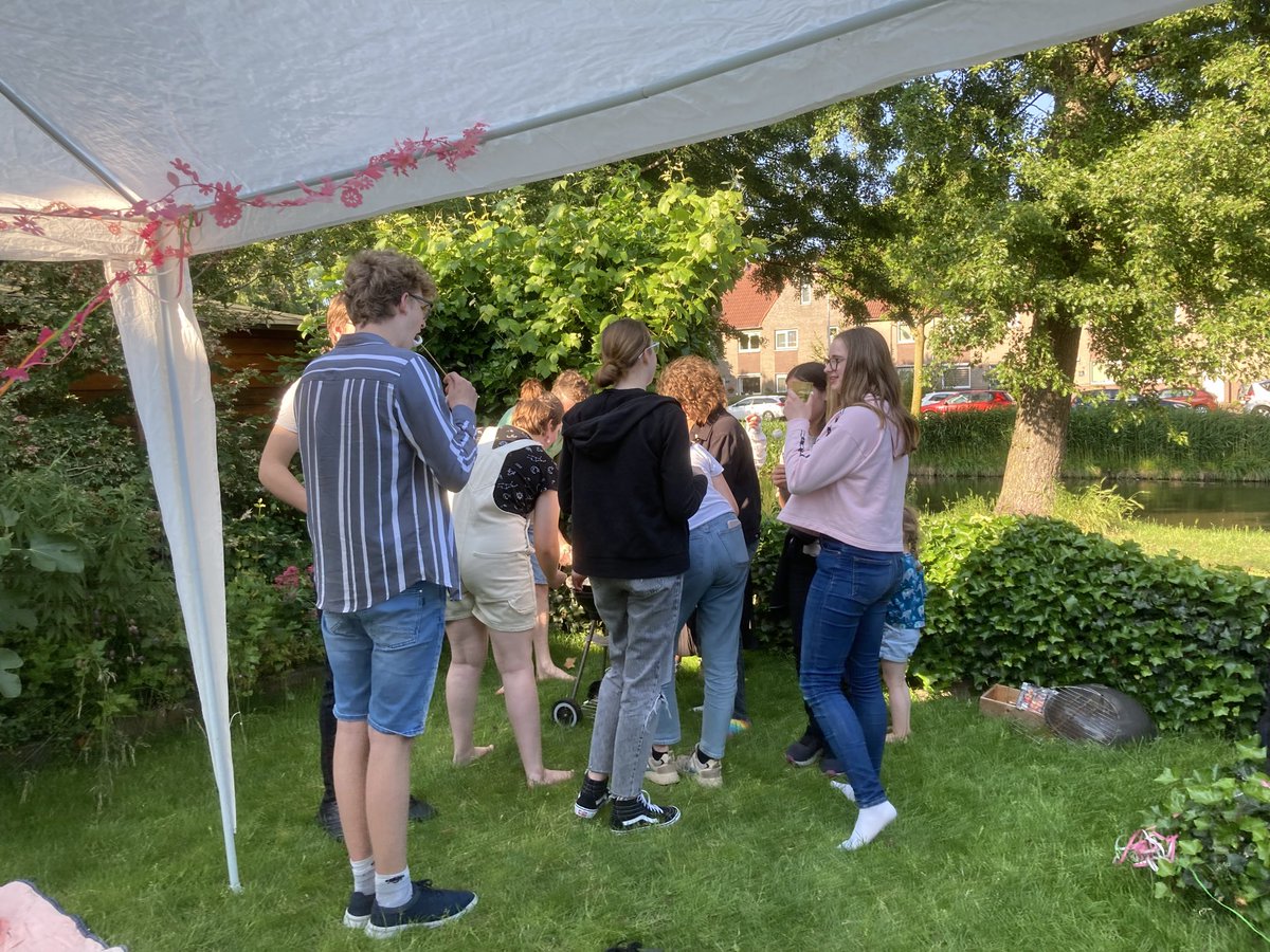 MiekevdBeek's tweet photo. Pubers en marshmallows #topfeest https://t.co/LyGoXjEb29