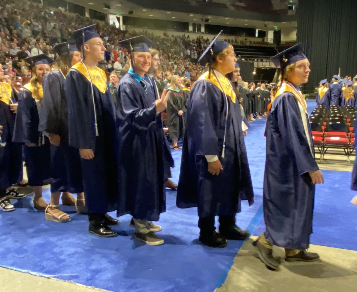 LexingtonOne's tweet image. “We’ve created a family environment that is like no other…You’ll always be part of the Wildcat family. Congratulations class of 2022.” Wyatt Raley, Student Body President #LexGoCats #Lex1co2022🐾 🎓