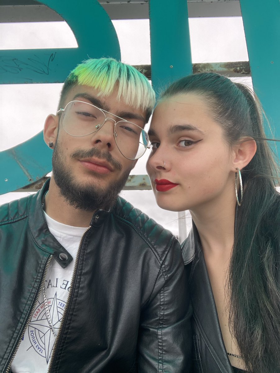 ebooli_'s tweet photo. Mientras uno me decía que mis labios en rojo eran horribles, él se encarga de recordarme lo precioso que me queda🤍
Está arreglando algo que él no rompió.🌱 https://t.co/Y4l7xn1ayT