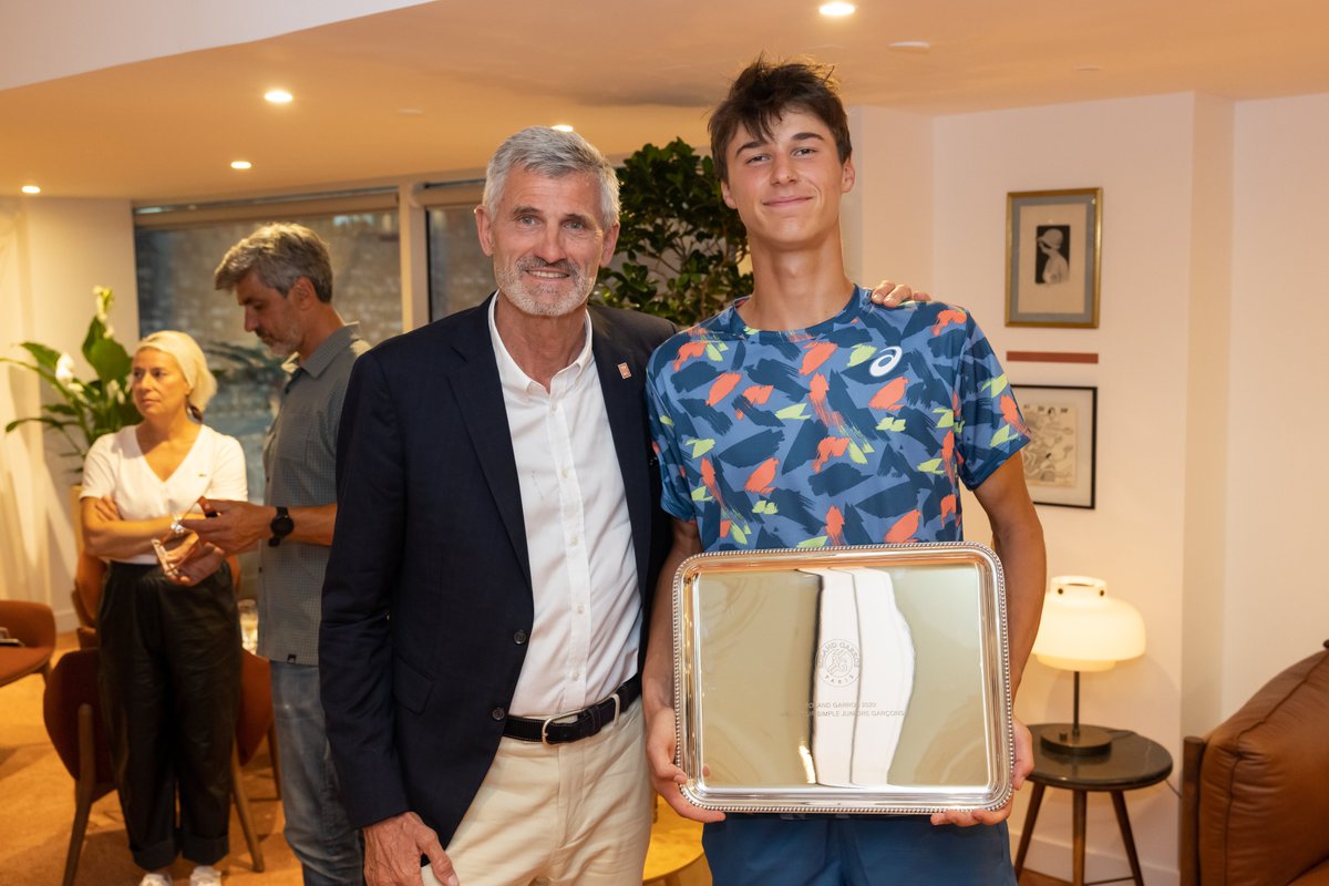 GillesMoretton's tweet photo. Bravo pour ce titre @gabriel_debru ! Le jeu que tu as produit durant tout le tournoi était fabuleux. Au nom de la @FFTennis je te félicite.
Une pensée pour le président de ton club, le @GrenobleTennis Christian Gaudin et son directeur sportif Guillaume De Choudens.
#RolandGarros https://t.co/L2mIJq24v9