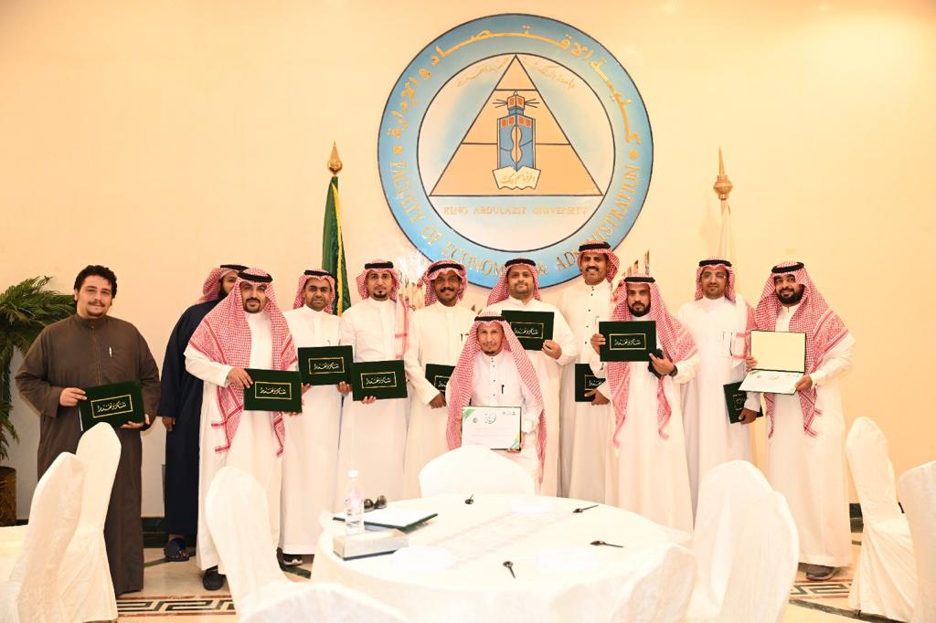 fea_kau's tweet photo. كرم قسم الإدارة العامة في حفله السنوي للعام الدراسي الحالي خريجي الماجستير (الأكاديمي، والنوعي) وذلك بحضور سعادة عميد الكلية أ.د ناصر بن عقيل كدسه وعدد من قيادات الكلية.
كما تم تكريم الطلاب المتفوقين في درجة البكالوريوس. (١) https://t.co/LJIrWIFe0c
