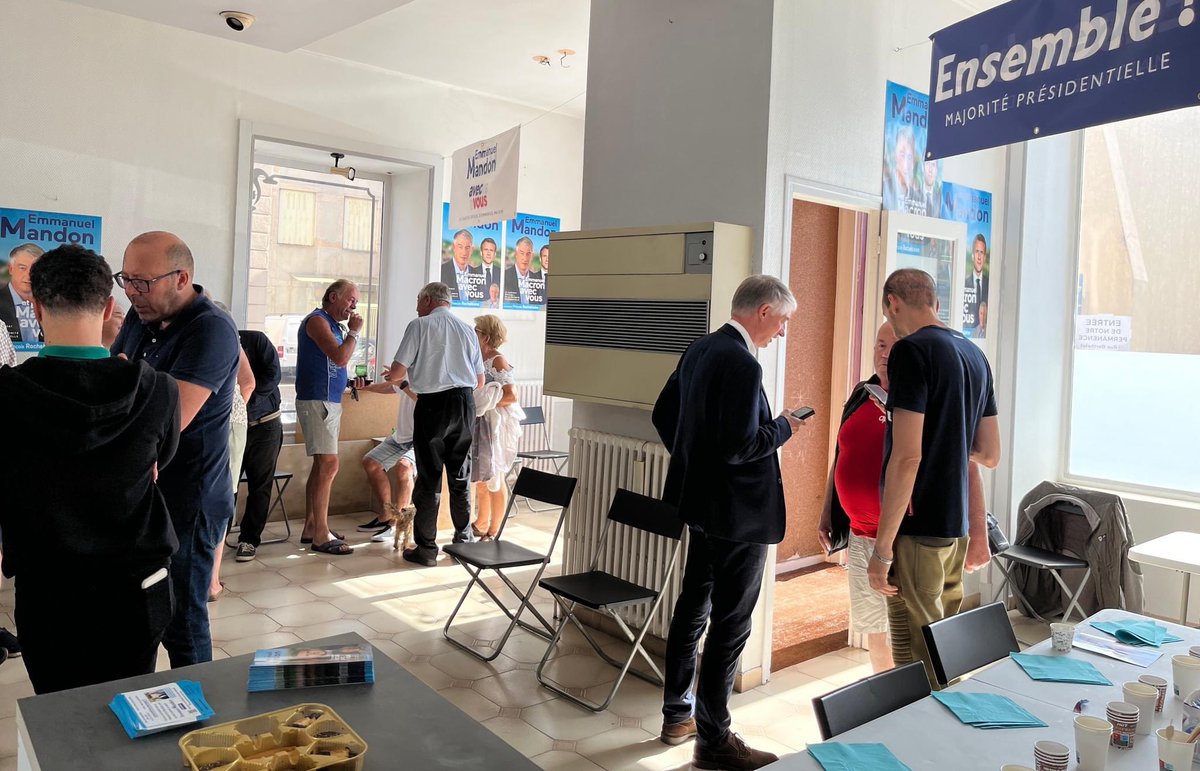 EmmanuelMandon's tweet photo. Quel plaisir de retrouver ce matin à ma permanence, mon équipe et amis de #StChamond
N’hésitez pas à venir nous rencontrer :📍18 rue des trois frères - 42400 #StChamond #circo4203 #legislatives2022 #AvecVous https://t.co/dTyWmbzkEm