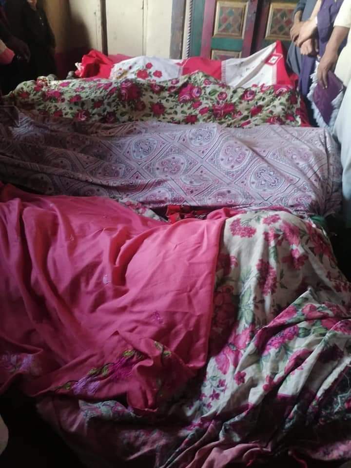 themehfuz143's tweet photo. شانگلہ سے افسوس ناک خبر!!!
تحصیل چکیسر کے پہاڑی علاقے علی جان کاپرئ میں آگ لگنے کی وجہ سے 3 خواتین سمیت 4 افراد جان بحق، تین زخمی ہوگئے۔ کئ جانور بھی زندہ جل گئے۔
#saveourburningforest #Shangla https://t.co/kQSN7dkiQd