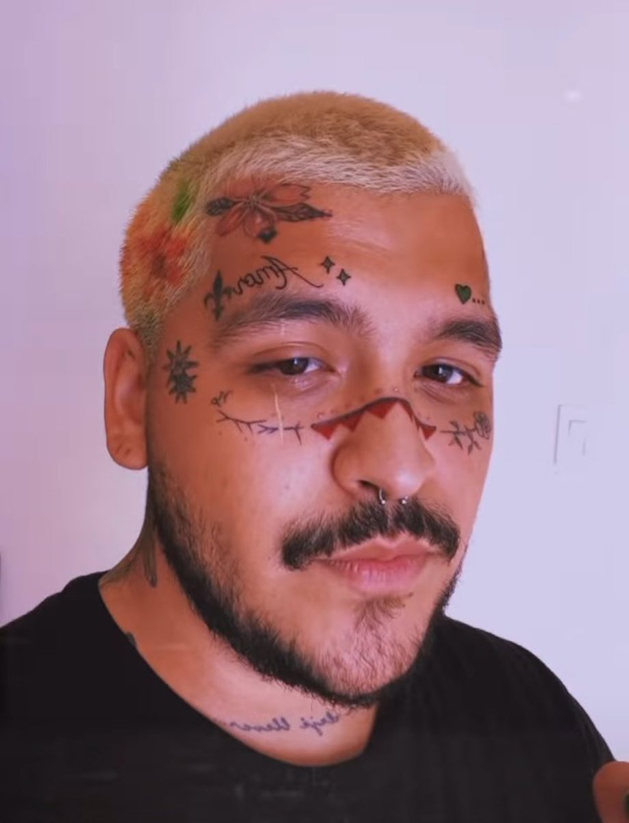 cojofeliz's tweet photo. Los tatuajes en la cara de Nodal claramente son red flags. https://t.co/HkEEWI0QJU