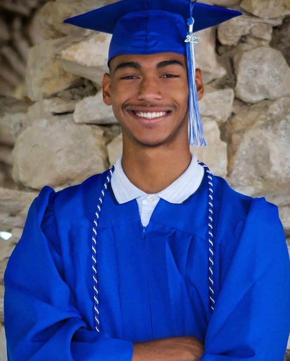 kellycharo2006's tweet photo. Proud of you my little Matt❤️❤️❤️👨‍🎓👨‍✈️🚁Congratulations ❤️ Class 2022 https://t.co/mMKj9PUSmN