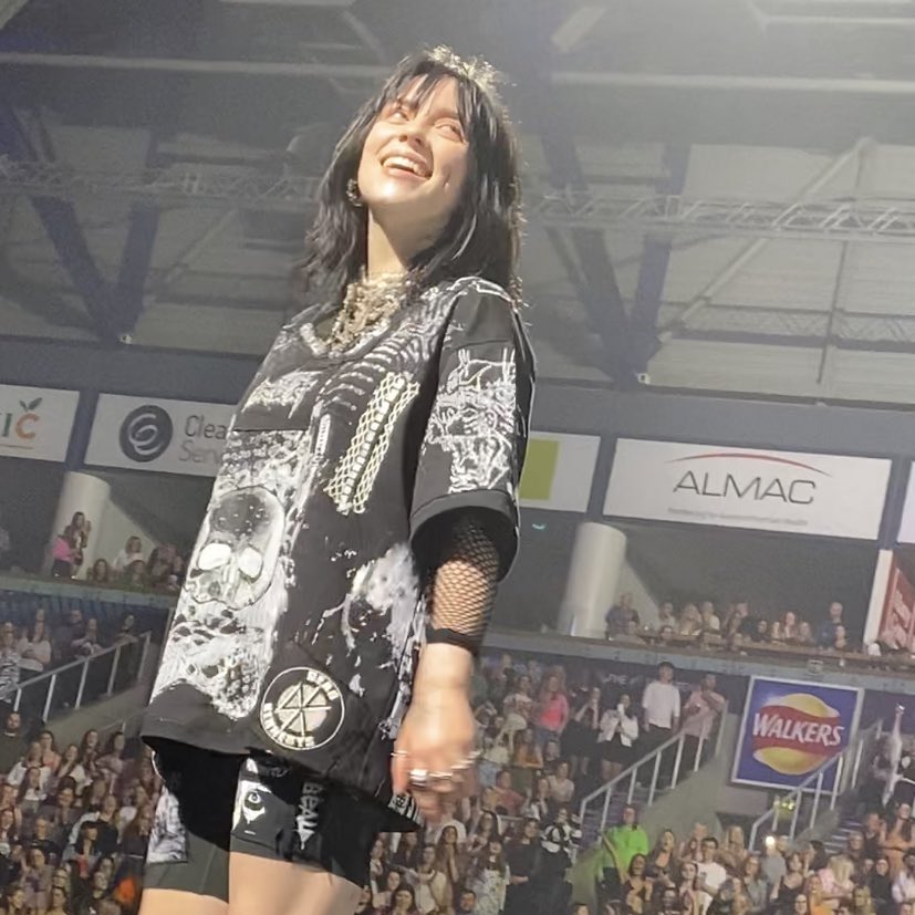 billiesfairy's tweet photo. thank you for making me the happiest girl on earth :( i will remember these moments for the rest of my life. #HTEBelfast 💫 https://t.co/IXTShsdys9