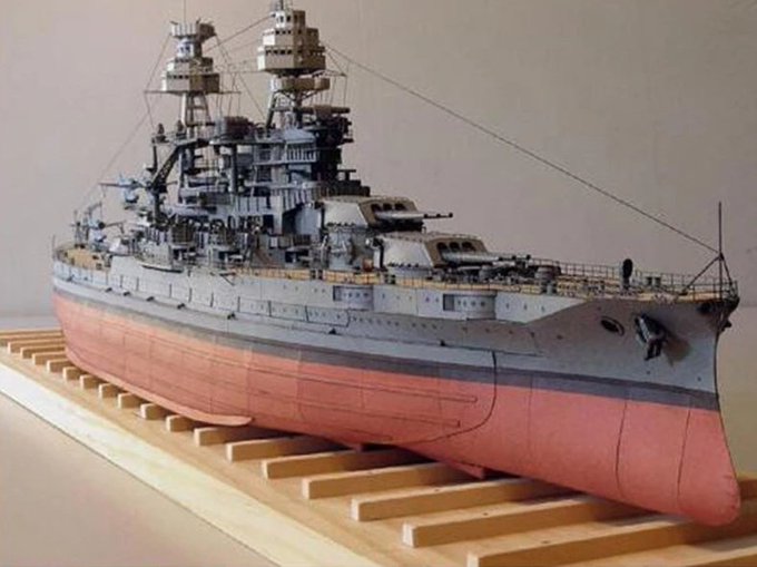 ヨーロッパはペーパークラフト(向こうではカードモデルと言うらしい)が盛んだそうでそのクオリティは圧巻の一言。
そのぶん組立も地獄らしいですが。 