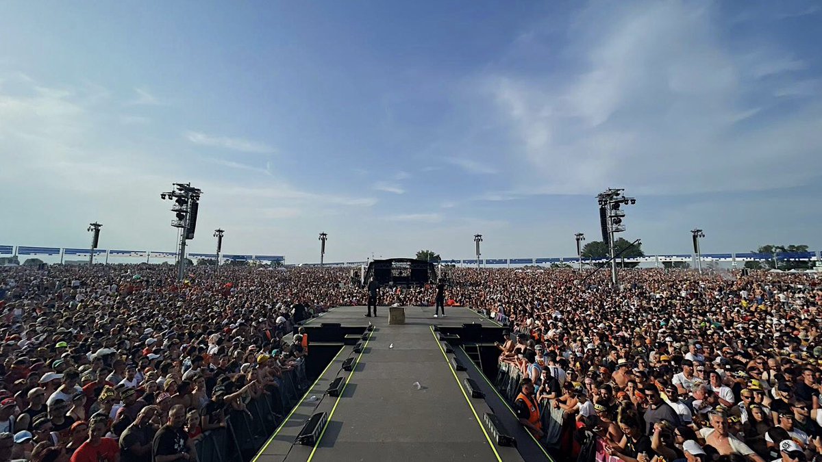 ligabue's tweet photo. Quanto mi siete mancati!
#30anniinungiorno #4giugno #rcfarena https://t.co/6YHPIS4s4w