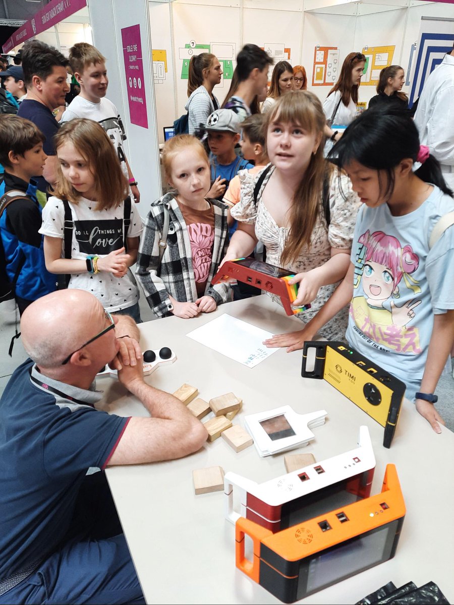 NTCresearchers's tweet photo. Právě skončil #veletrhvedy @CzechAcademy. Představili se na něm i lektoři českých science center, planetárií a hvězdáren. Termokamery #LabIREdu (a mnohem více) mohli návštěvnici vyzkoušet v rámci expozice #pevnostpoznani @UPOlomouc👩🔬🧑🔬🧪💡⚗️ https://t.co/pKaycQgR2d