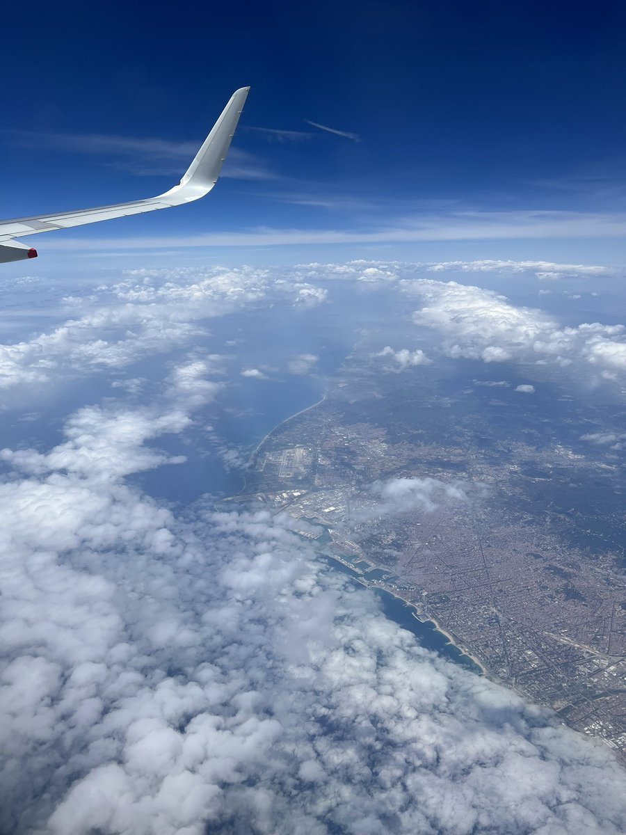 flybyday63's tweet photo. #Barcelona under the wing of the #A321neo
Reg: G-NEOT #BA
Today we enjoyed these beautiful views of Barcelona on our way to #Palma
#BA2570
Just love to see the #AvenidaDiagonal from the air.
#AvingudaDiagonal #BCN https://t.co/vx0EgXrnZT