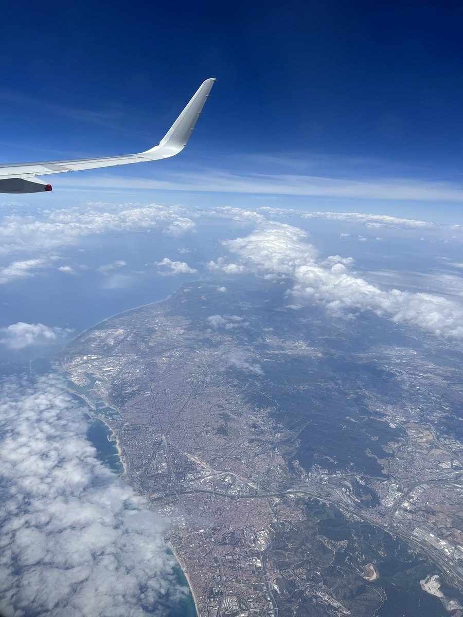 flybyday63's tweet photo. #Barcelona under the wing of the #A321neo
Reg: G-NEOT #BA
Today we enjoyed these beautiful views of Barcelona on our way to #Palma
#BA2570
Just love to see the #AvenidaDiagonal from the air.
#AvingudaDiagonal #BCN https://t.co/vx0EgXrnZT