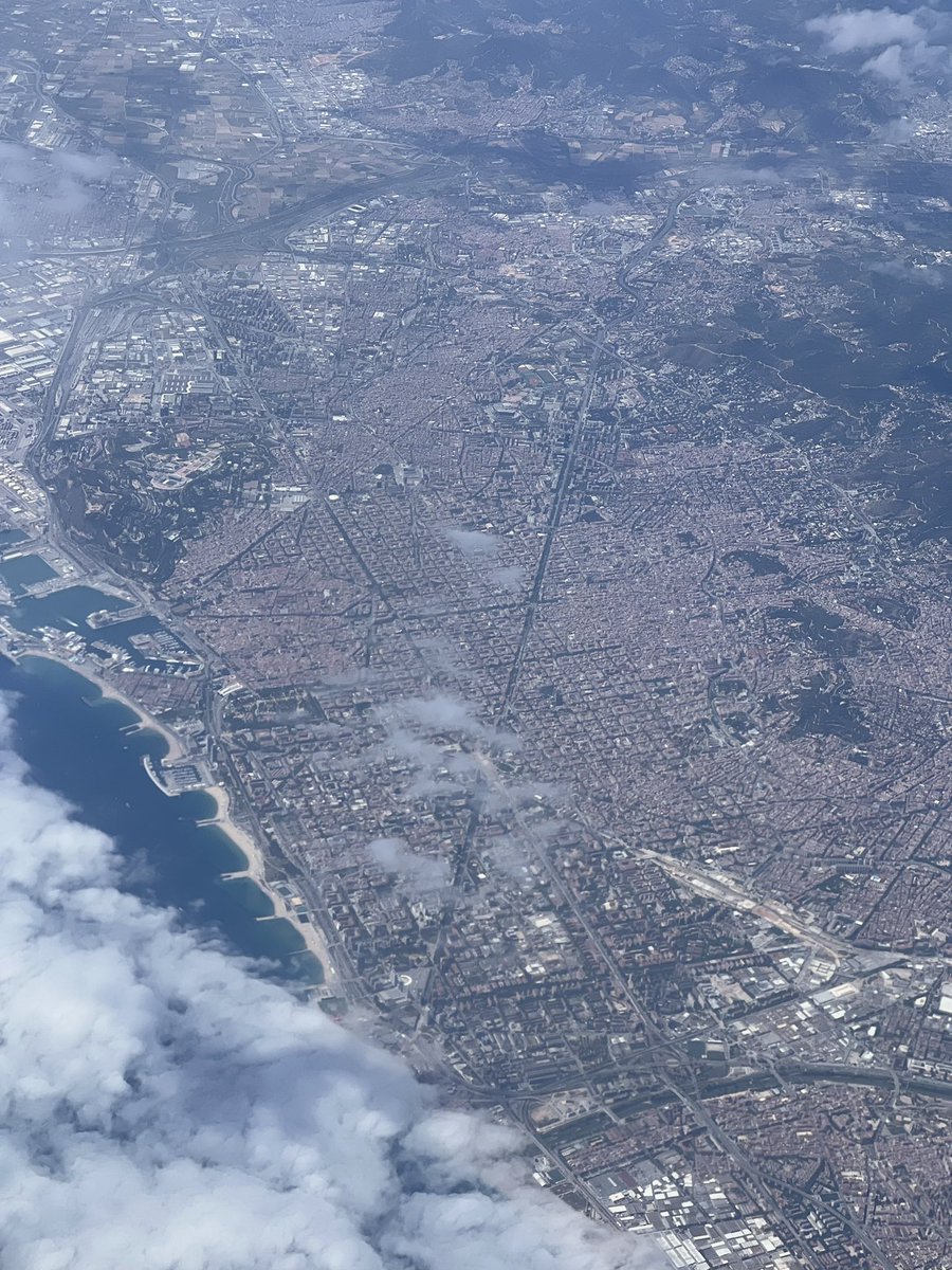 flybyday63's tweet photo. #Barcelona under the wing of the #A321neo
Reg: G-NEOT #BA
Today we enjoyed these beautiful views of Barcelona on our way to #Palma
#BA2570
Just love to see the #AvenidaDiagonal from the air.
#AvingudaDiagonal #BCN https://t.co/vx0EgXrnZT