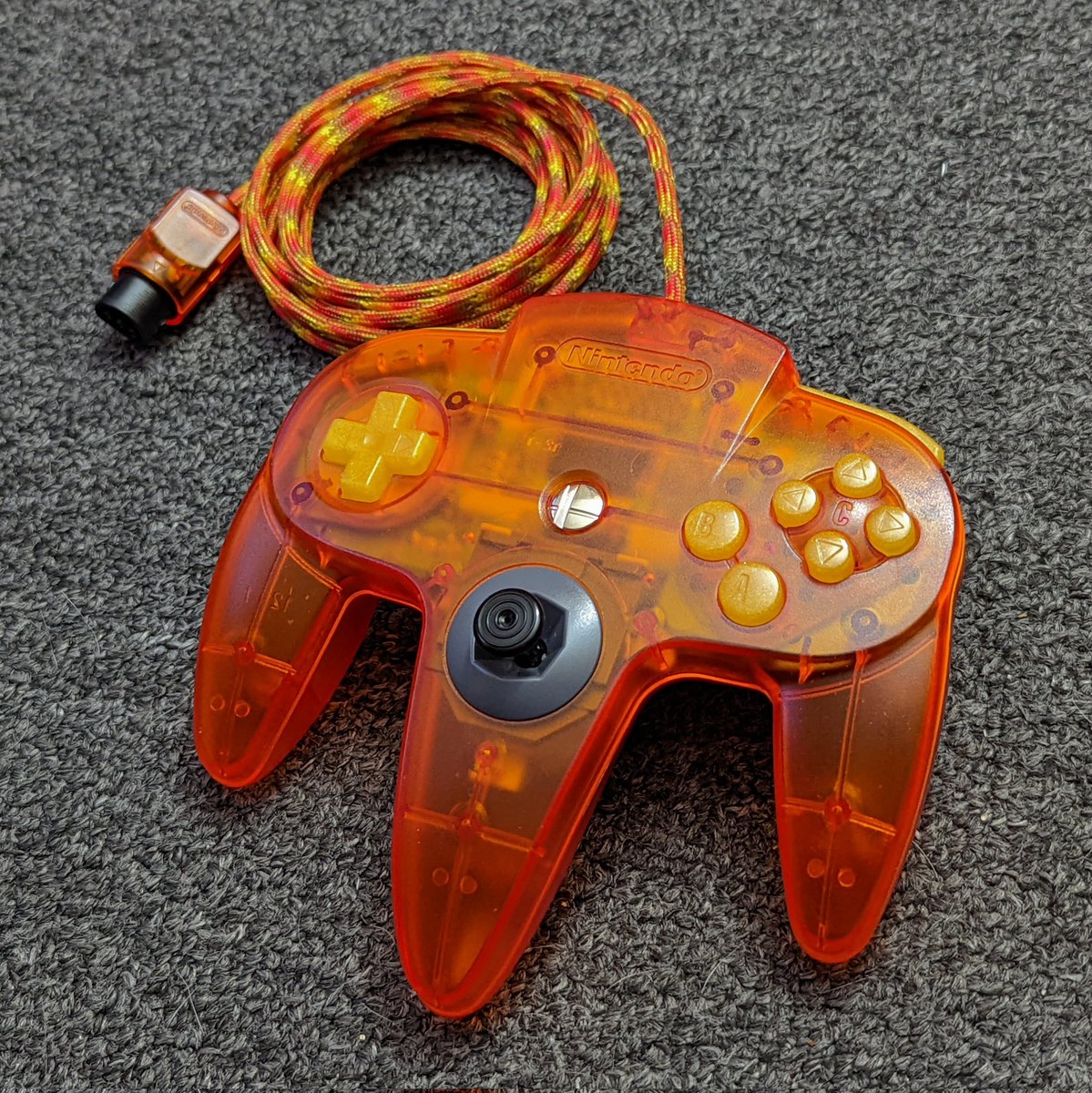 gamrjerome's tweet photo. This isn't this controllers final form, just trying the @RockerGameMod 24k buttons on this setup. Later they will go into another project. Awesome buttons though. Other mods on this controller, #steelsticks64 B bowl, @kitschbent stick/gears and 10ft Paracord done by myself. https://t.co/CWFUTj6baz