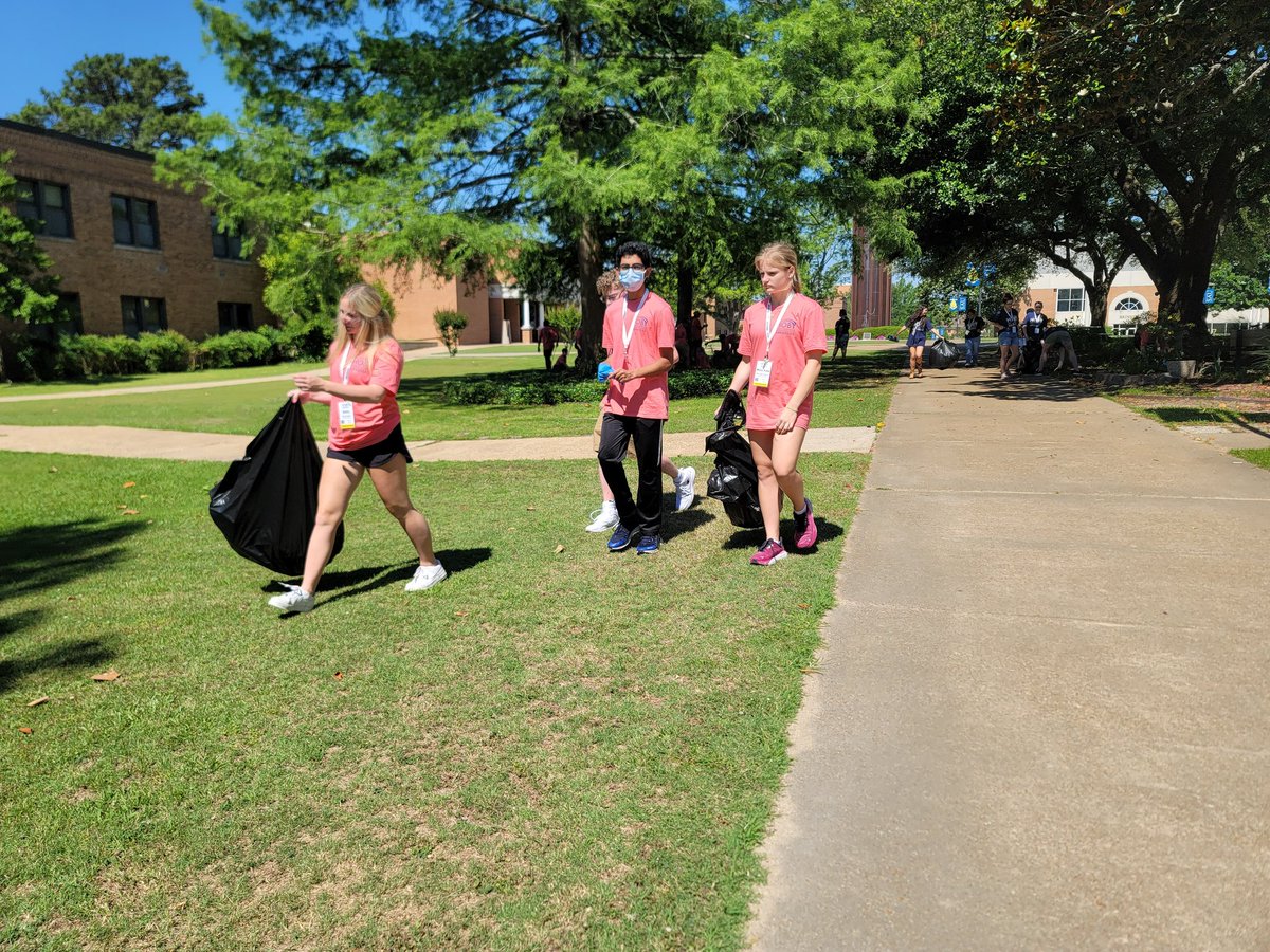 HOBYArkansas's tweet photo. Community service is important to HOBY AR! #communityservice #leadership #hobyarwrapped2022 #hobyar #service https://t.co/SWtguw0Arw