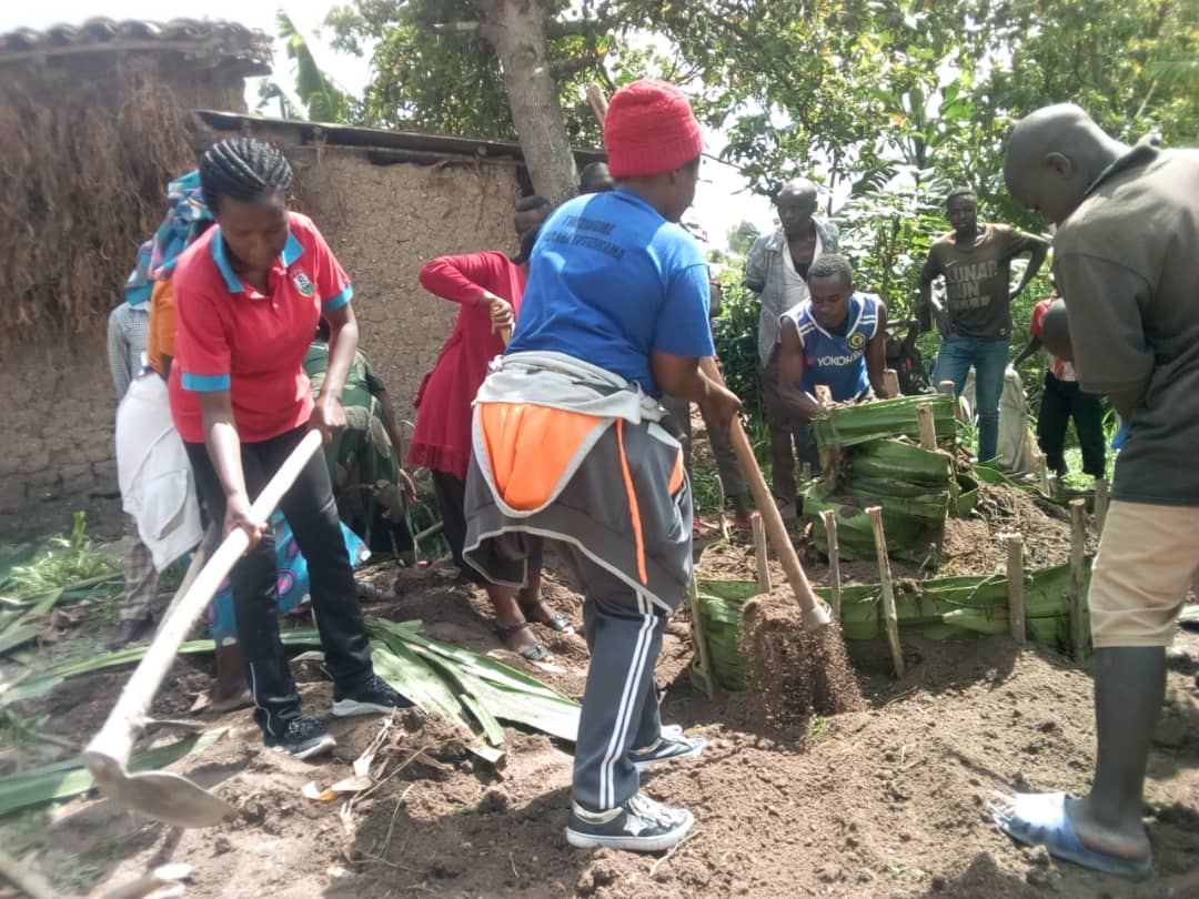CYEZA_Sect's tweet photo. Uyu munsi mu Murenge wa Cyeza Twifatanyije n'Urugaga rw'abamutima w'urugo rushamikiye ku muryango wa RPF Inkotanyi.
Tukaba twakoze ibikorwa bitandukanye birimo:
1. Kubaka uturima tw'igikoni
2. Gucukura ingarani
3. Kubaka udutanda tw'amasahane
5. Gutunganya umuhanda .......1/3 https://t.co/YuWmbfR0QR