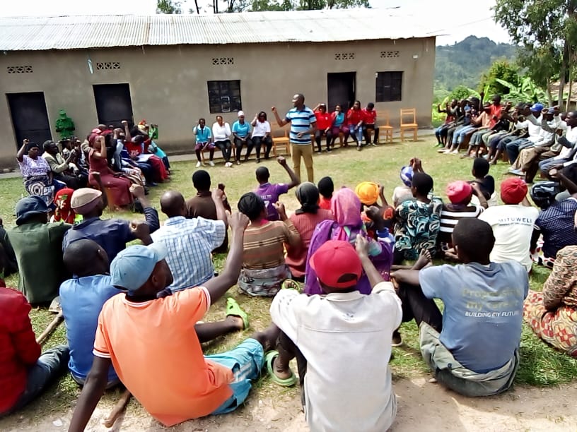 CYEZA_Sect's tweet photo. 6. Kudwanya imirire mibi n'ibindi...
Nyuma y'umuganda , hatanzwe ubutumwa bunyuranye buganisha Ku Nshingano za Mutima w'urugo, Gahunda za leta zigamije iterambere ry'umuturage, etc..
@Muhangadis @RwandaSouth @RwandaWomen @RwandaLocalGov @rpfinkotanyi https://t.co/aC1U2vprSY