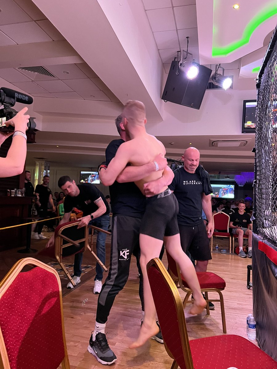 andyste123's tweet photo. 18-year-old Team KF fighter Dom Narkus just unleashed a ferocious beatdown en route to a 1st-round finish in his MMA debut

Immediately leapt the cage into the arms of coach Chris Fields #IURFC4 https://t.co/vK74bIeXJ3