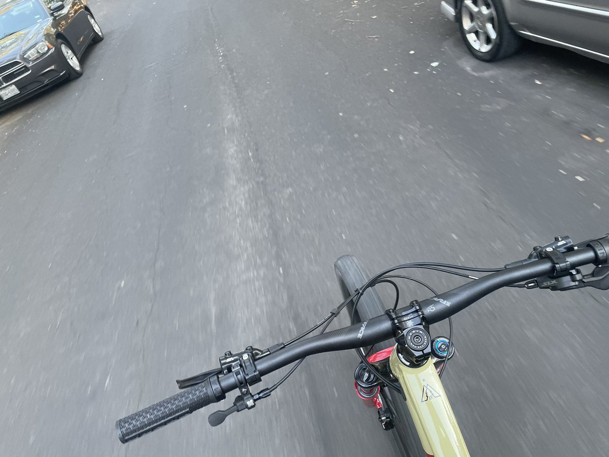 marQu3_'s tweet photo. I got a new bike https://t.co/OHORX8DkuO